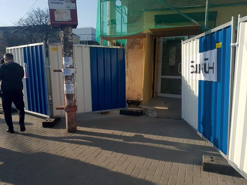 Глухой мобильный забор